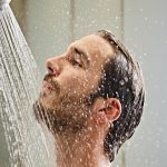 أربع فوائد صحية للاستحمام بالماء البارد