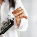 ما هي اسباب تساقط الشعر بكثرة عند النساء؟