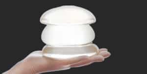 علائم ترکیدن پروتز سینه چیست؟ | راهنمای کامل تشخیص و اقدامات لازم